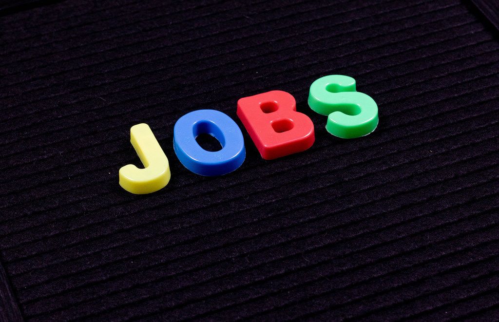 Jobs in bunten Buchstaben auf schwarzem Hintergrund