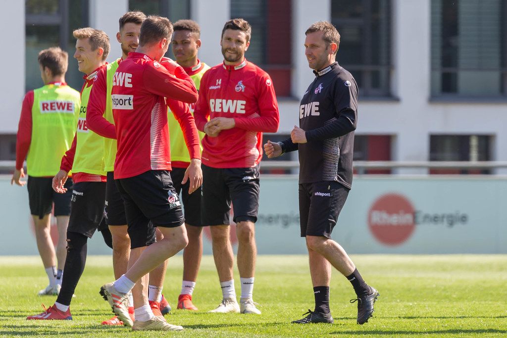 Jonas Hector und seine 1. FC Köln Teamkollegen neben dem neuen Fußballtrainer André Pawlak beim ersten gemeinsam Training