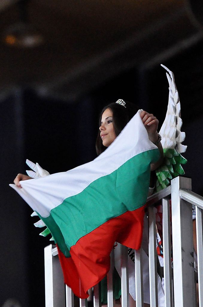 Junge Frau mit bulgarischer Flagge in Händen