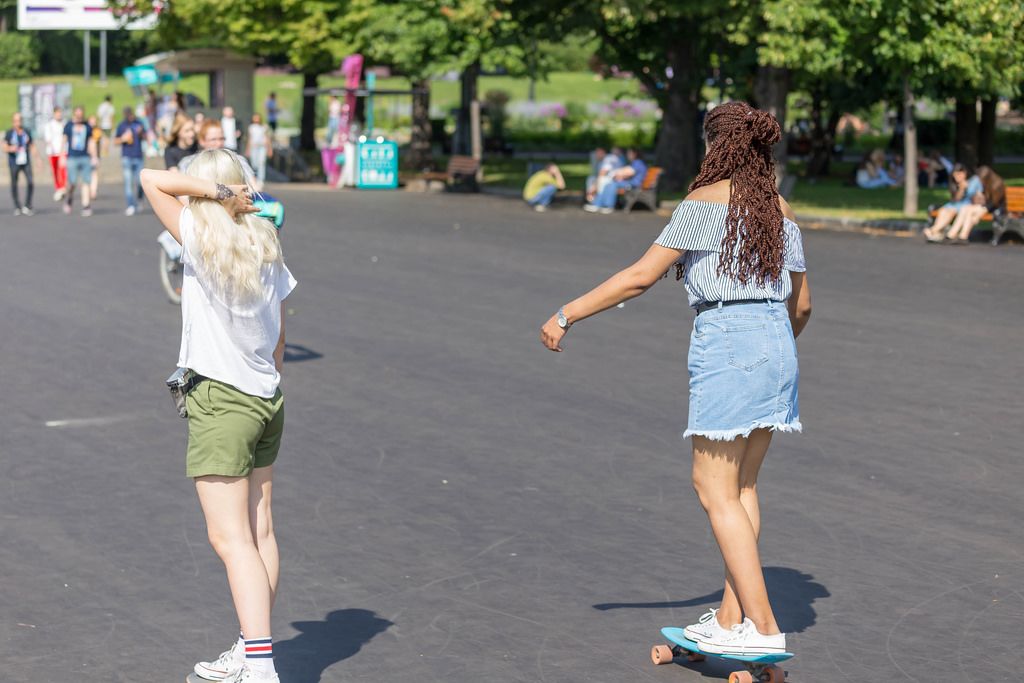 Junge Frauen auf Skateboards im Gorki-Park in Moskau