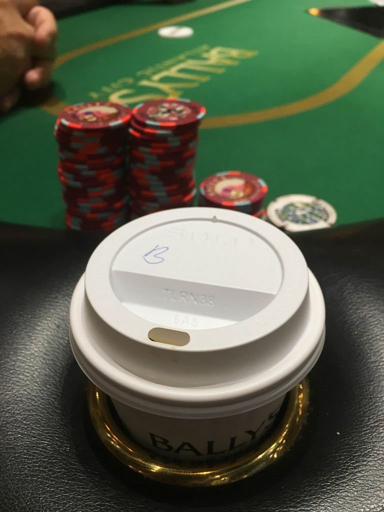 Kaffee im Plastikbecher am Pokertisch im Bally's Hotels and Casinos in Atlantic City, USA