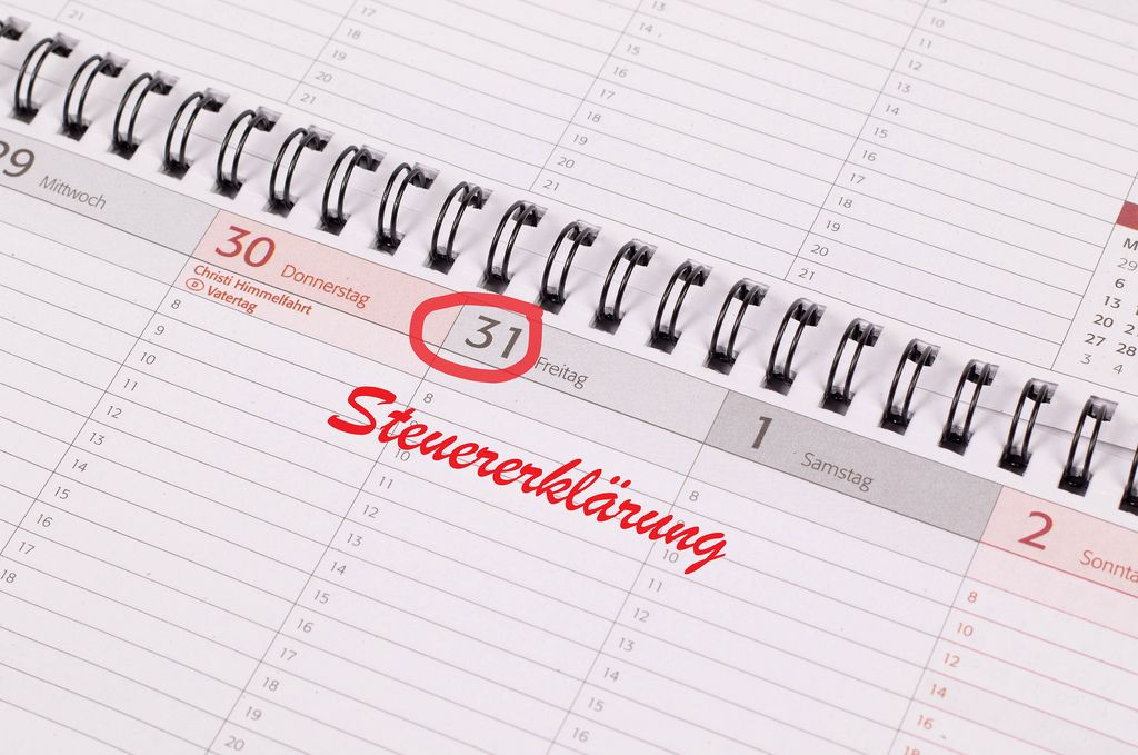 Kalendernotiz für Einreichung der Steuererklärung mit roter Schrift und eingekreistem Datum