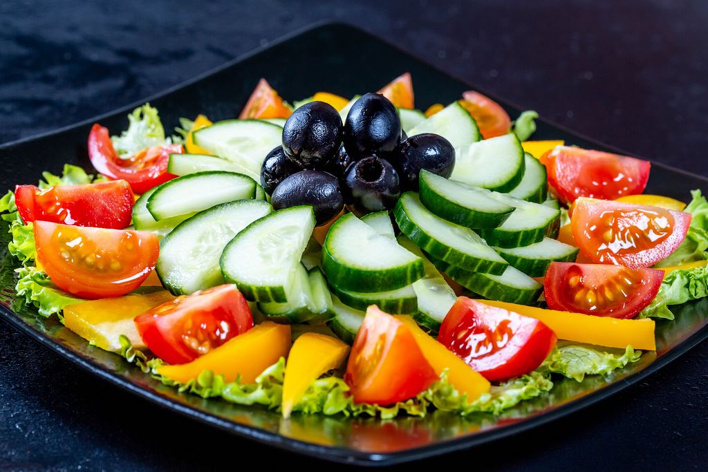 Kalorienarmer Salat mit Gurke, Paprika, Oliven und Tomaten, geeignet ...