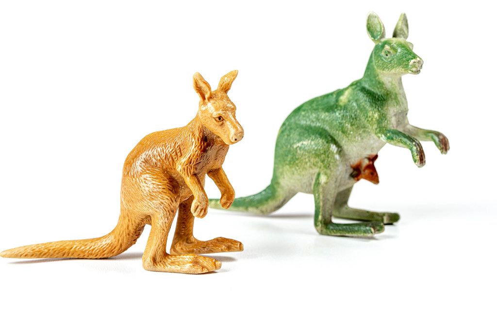 Känguru-Figuren aus Kunststoff in Grün und Braun