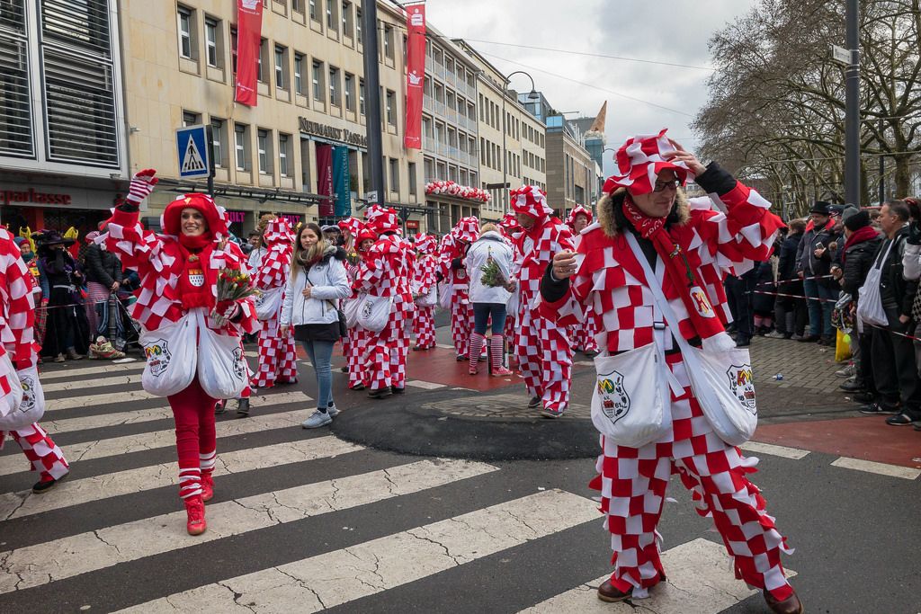 Kariert gekleidete Rosen-Montags-Divertissementchen (RMD) beim Rosenmontagszug - Kölner Karneval  2018