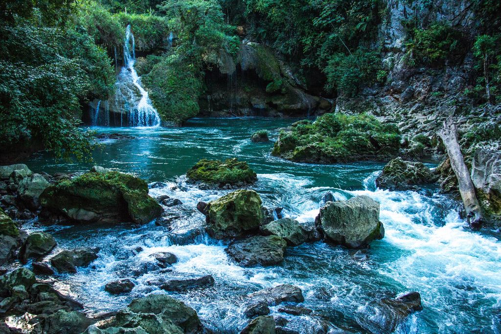 Kleiner Wasserfall in den Cahabon River in Guatemala mit Felsen, Moos und Dschungel
