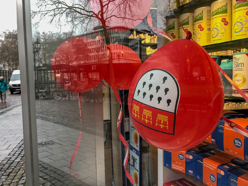 kleines Kölner Stadtwappen auf Luftballon im Schaufenster der Christoph-Apotheke