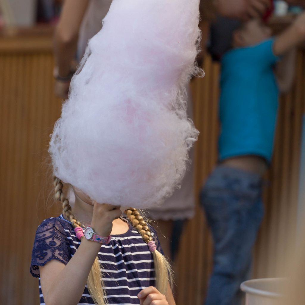 Kleines Mädchen isst Zuckerwatte