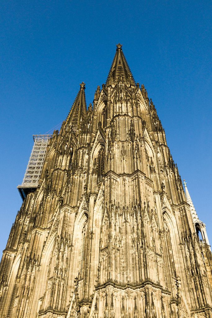 Kölner Dom vor einem blauen, wolkenlosen Himmel