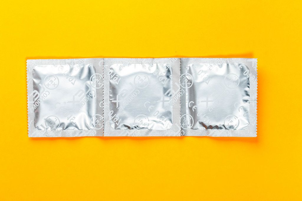 Kondome auf gelbem Hintergrund