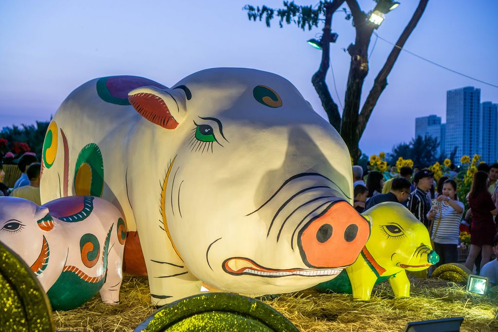 Kunstwert drei Schweine mit wütendem Gesichtsausdruck in Flower Street, Ho Chi Minh City