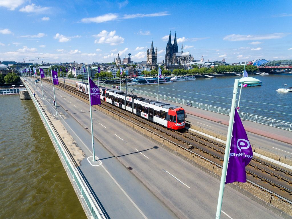 KVB-Straßehnbahn mit Kölner Dom