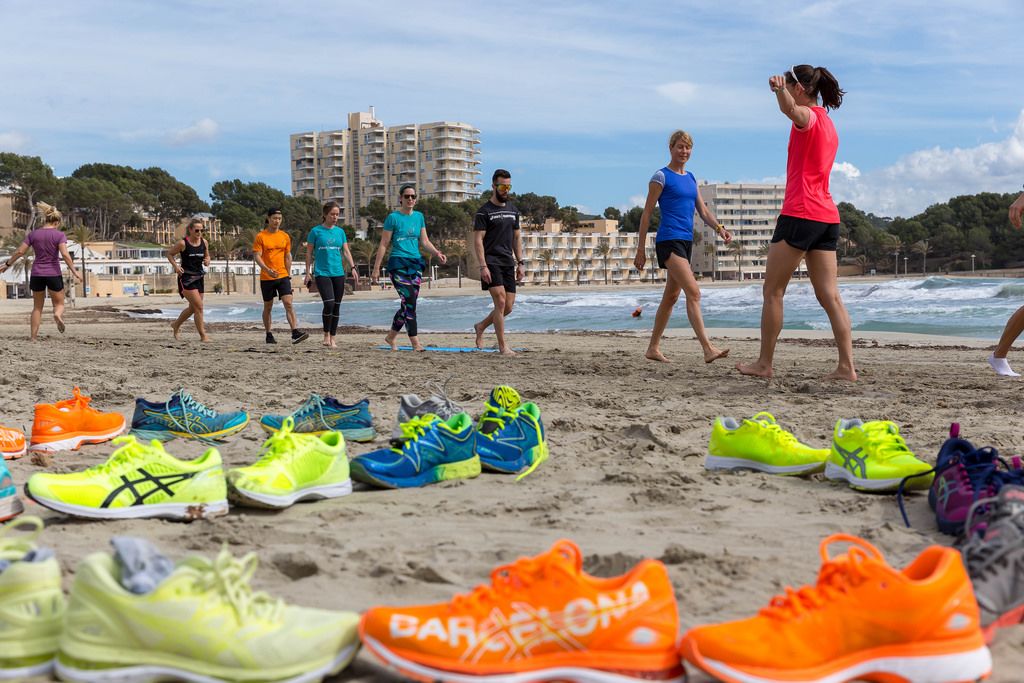 Läufer beim Training auf dem Strand, ASICS Laufschuhe im Vordergrund
