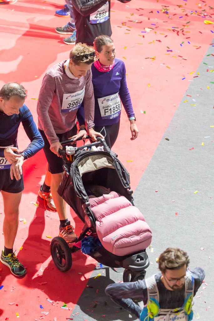 Läufer und Läuferin schieben einen Kinderwagen - Frankfurt Marathon 2017