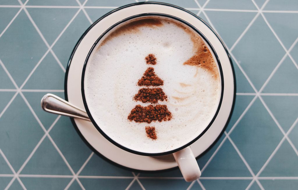 Leckerer Cappuccino mit Kakao in Gestalt eines Weihnachtsbaumes