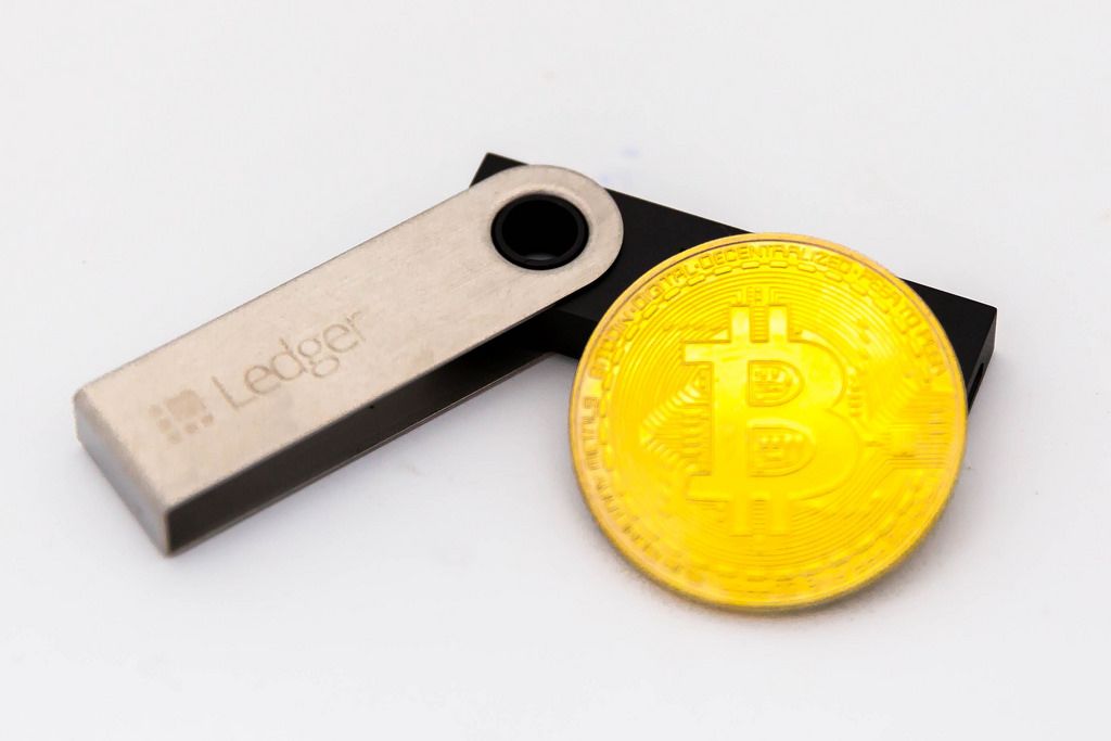 Ledger Nano S and physical Bitcoin