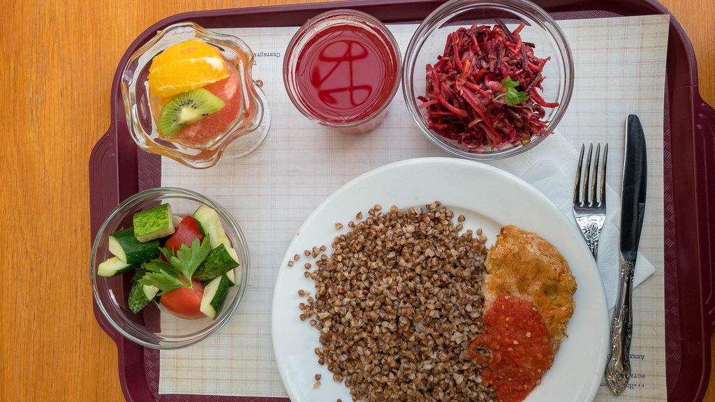 Leichter Start in den Tag: Gekochtes Getreide, Salat, Fruchtsalat und Saft