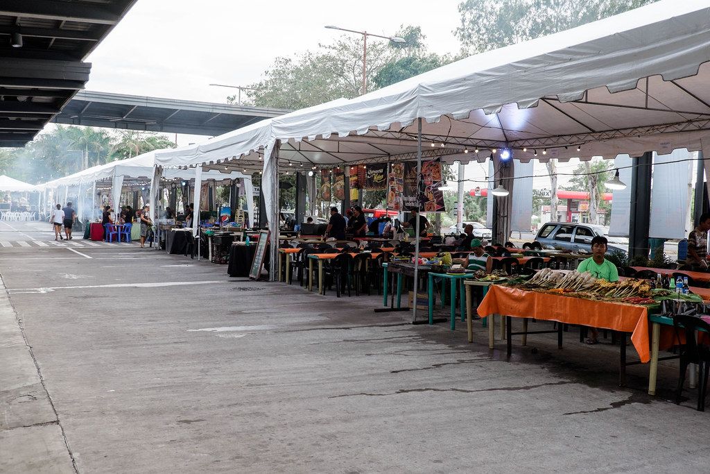 Lokale Gerichte werden in einem Lebensmittelpark in Talisay serviert