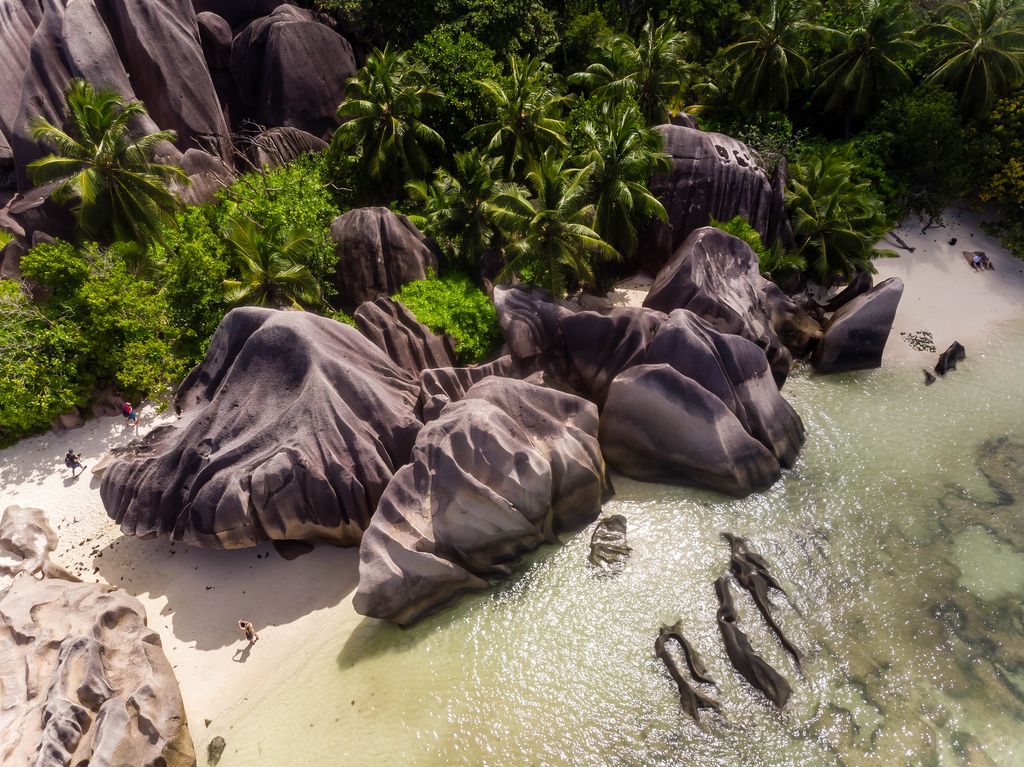 Luftaufnahme der Granitfelsen am Ufer des 