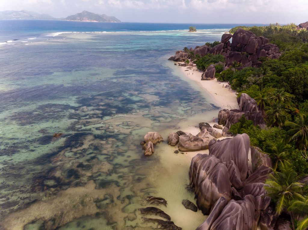 Luftaufnahme des Strandabschnitts Anse Source d'Argent auf der Seychelleninsel La Digue mit seinen Granitsteinen vor dem Indischen Ozean