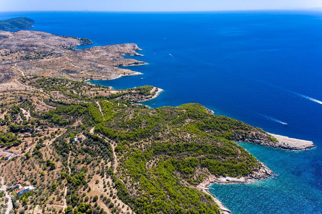Luftaufnahme mit Blick das weite Meer und den Inselweg Epar.Od. Spetson-Moni Agion Anargiron, im Süden des Urlaubsorts Spetses, Griechenland