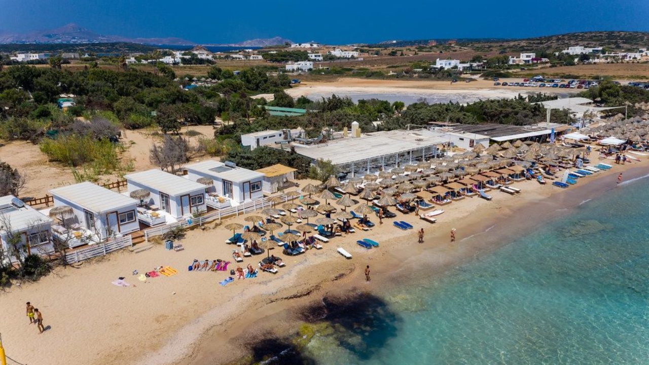 Luftaufnahme Zeigt Urlauber Auf Strandliegen Unter Sonnenschirmen Am Weissen Sandstrand Santa Maria Im Norden Von Paros Griechenland Creative Commons Bilder