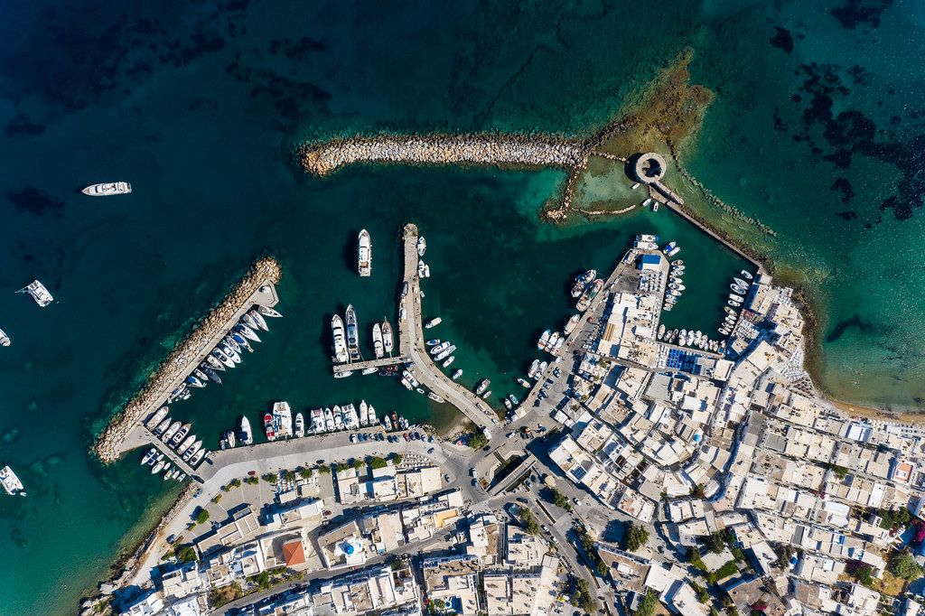 Luftbild der Burgruine und Kirche Agios Nikolaos, im Mittelmeer vor der griechischen Hafenstadt Naoussa auf Paros, in der südlichen Ägäis