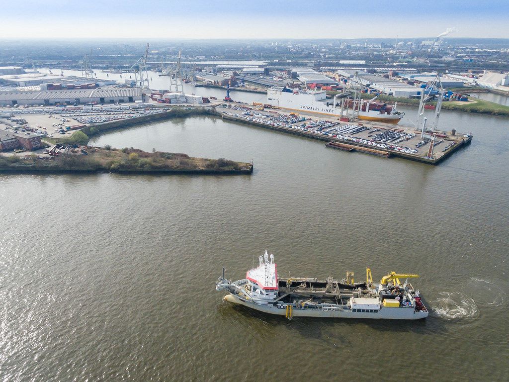 Luftbild: Schiff im Hamburger Südwesthafen