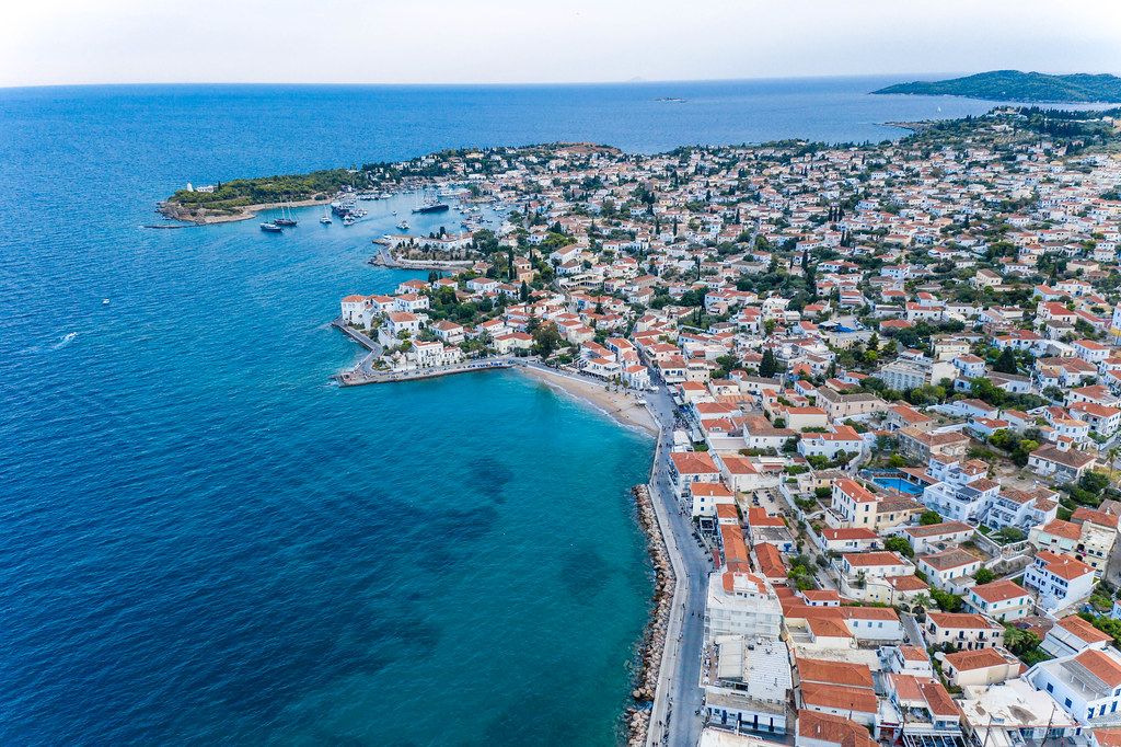 Luftbild und Blick über griechische Villen auf der saronischen Insel Spetses, am blauen Meer des Argolischen Golfs