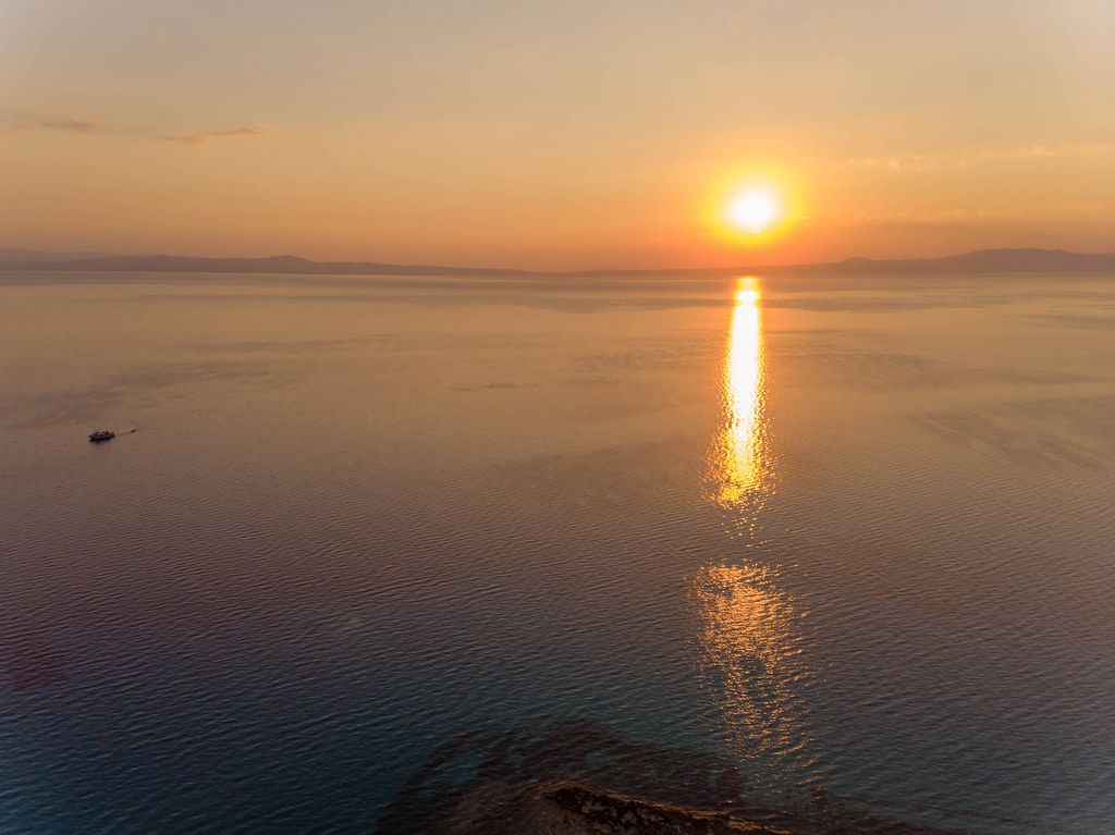 Luftbild vom Sonnenuntergang am Meer