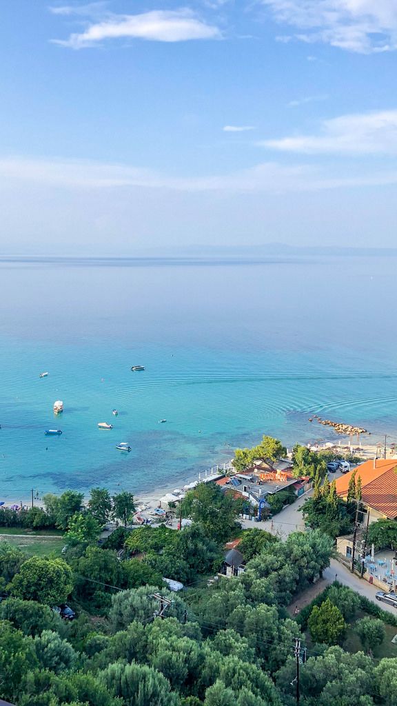 Luftbild von Afitos mit dem Meer im Hintergrund