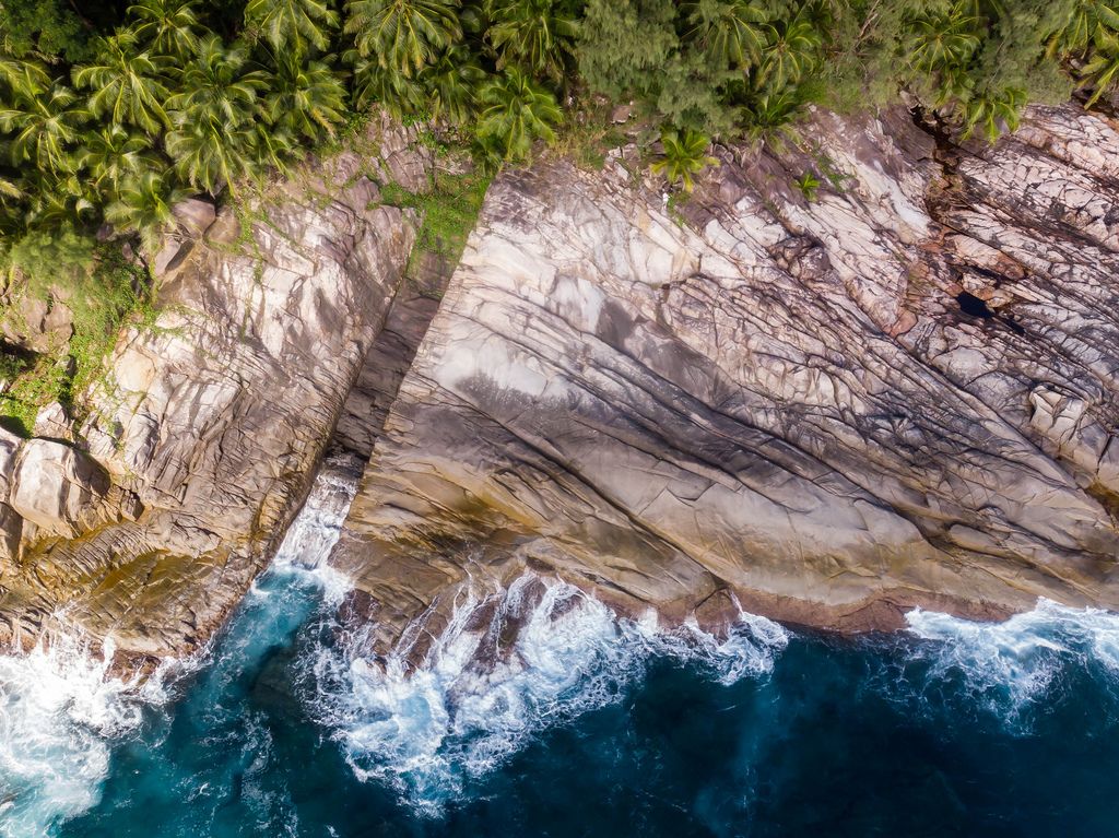 Luftbild von den Wellen des Indischen Ozeans vor den Ros Lepa Klippen auf Mahé, Seychellen