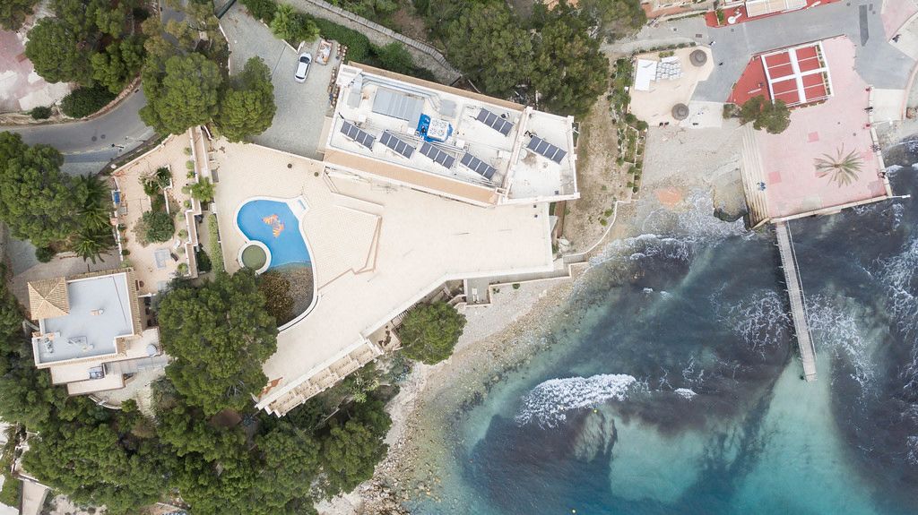 Luftbildaufnahme des Mar Y Pins Hotels in Peguera, Mallorca