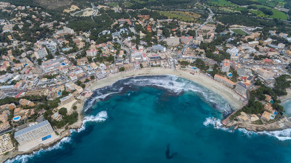Luftbildaufnahme des Strands in Peguera, Mallorca