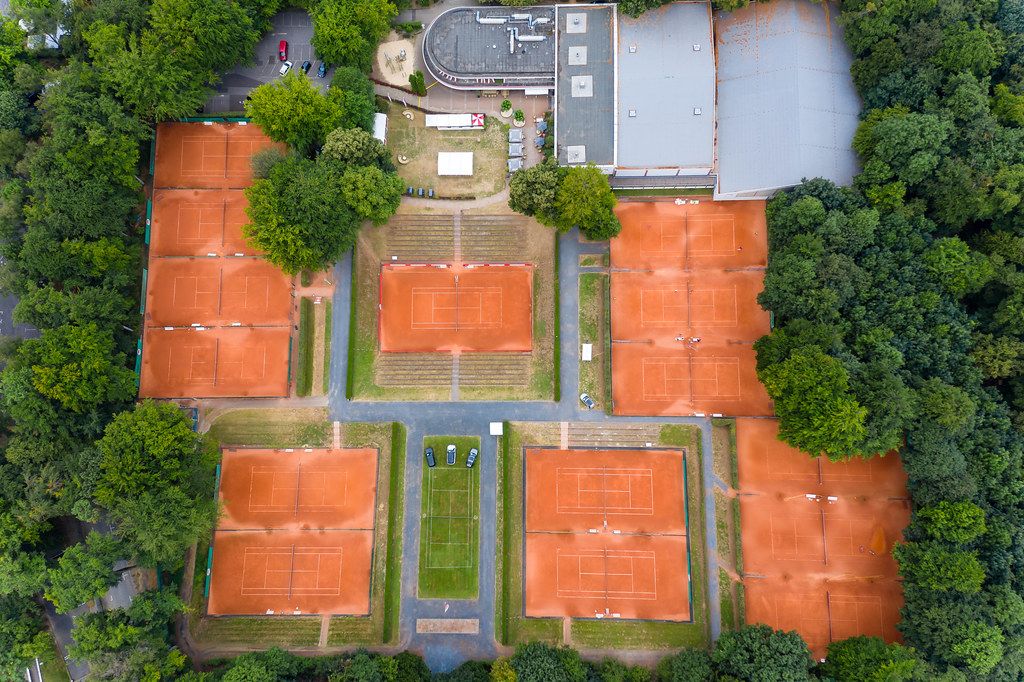 Luftbildfotografie zeigt Tennisplätze des KTHC Stadion Rot-Weiss im Kölner Stadtwald, nahe des Rheinenergiestadions und Park Linné
