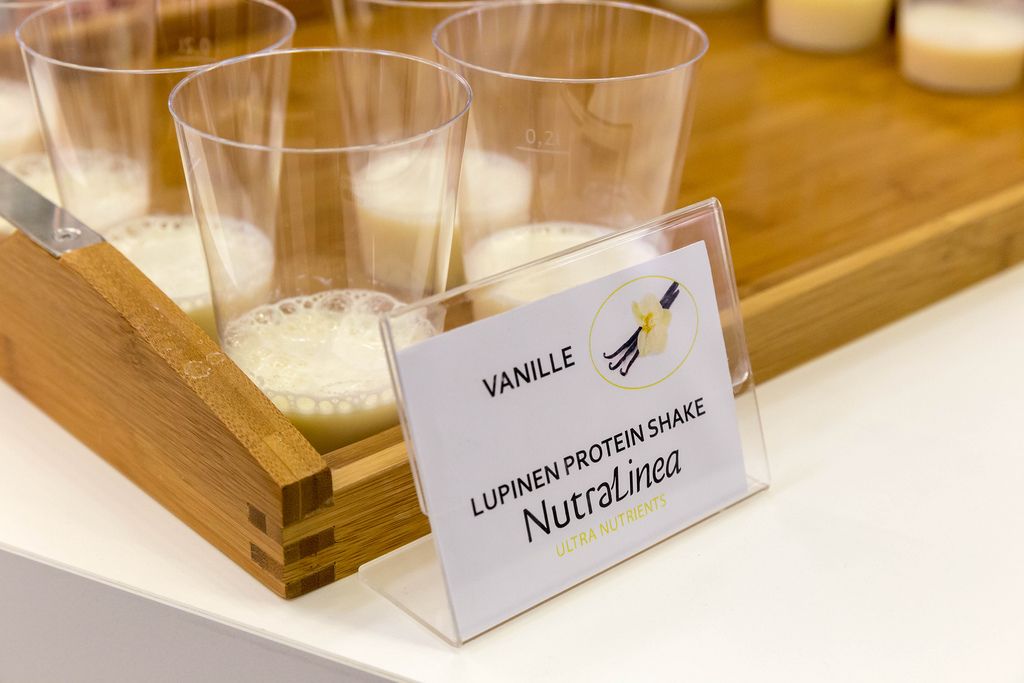 Lupine Eiweiß-Shake in Vanille Geschmack angeboten von NutraLinea an der Fibo Fitness-Messe