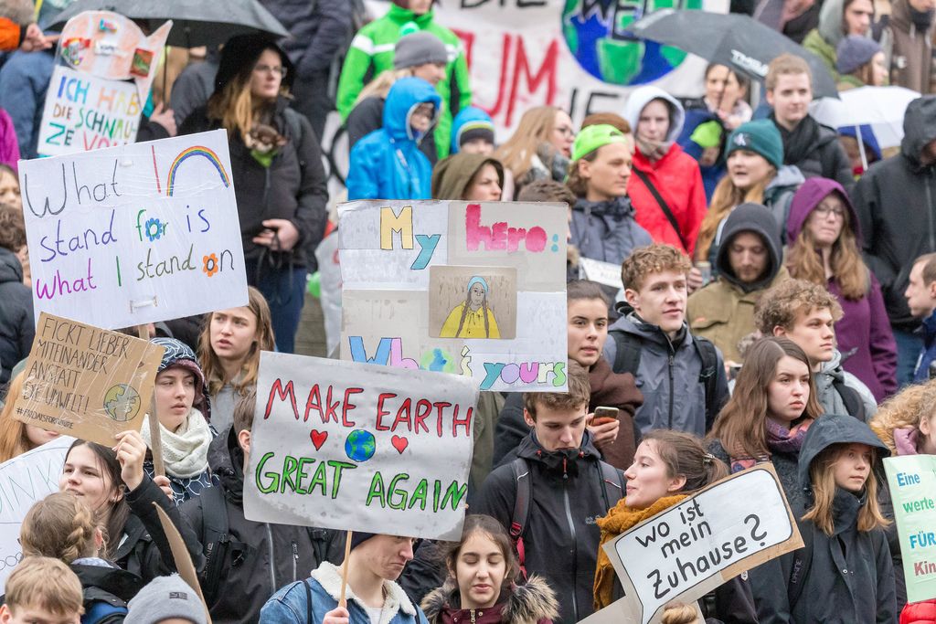 'Make earth great again' und andere von Jugendlichen gemachten Schilden auf Fridays For Future Köln