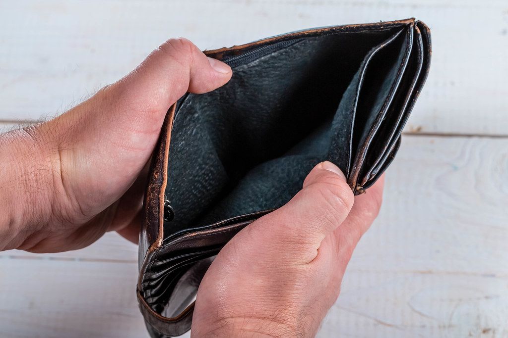Man hand open an empty wallet (Flip 2019)