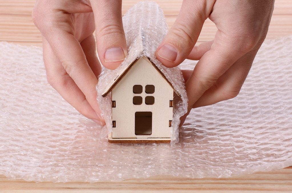 Man Wrapping House In Bubble Wrap Creative Commons Bilder