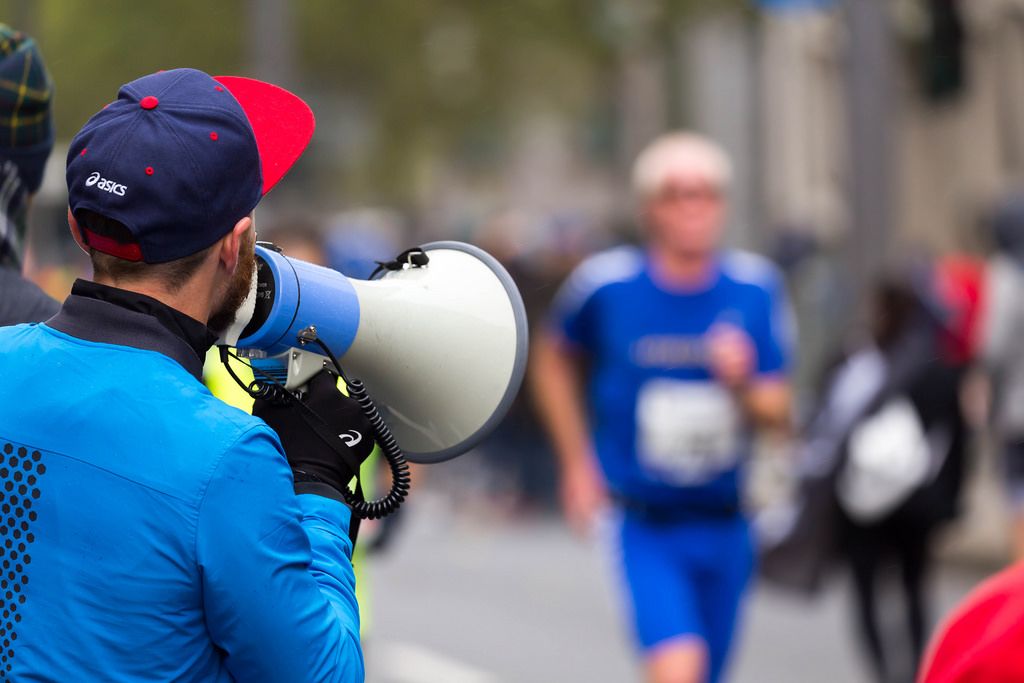 Mann feuert die Läufer mit einem Megafon an - Frankfurt Marathon 2017