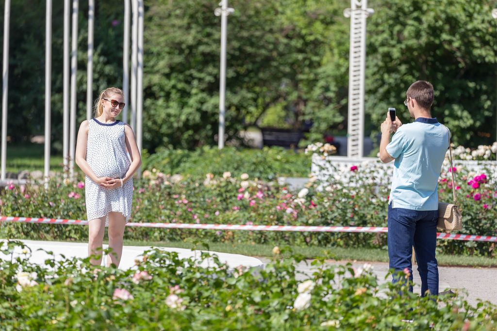 Mann fotografiert schwangere Freundin im Gorki-Park