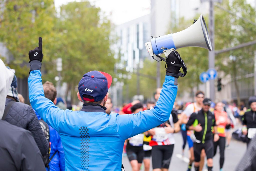 Mann mit Megafon - Frankfurt Marathon 2017