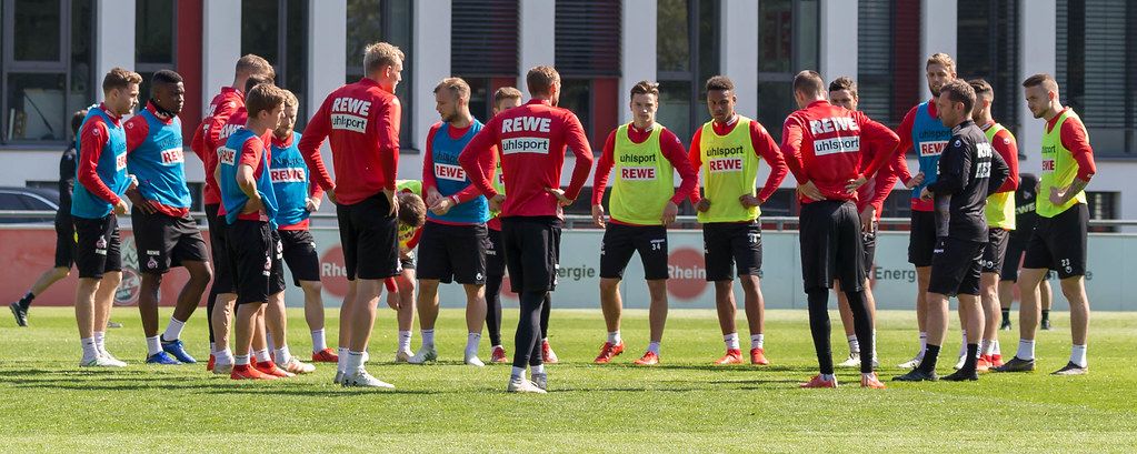 Mannschaftsbesprechung des 1. FC Kölns während des ersten Trainings mit André Pawlak