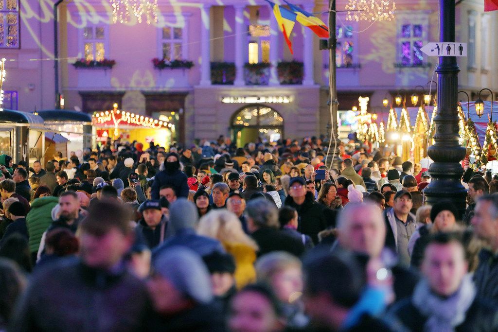 Many people at Christmas market in Sibiu, Romania (Flip 2019)
