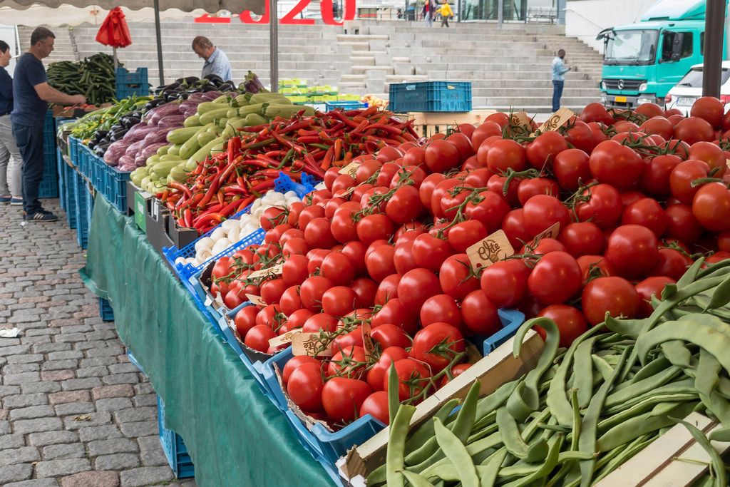 Marktstand mit Brechbohnen, Tomaten und anderem Gemüse