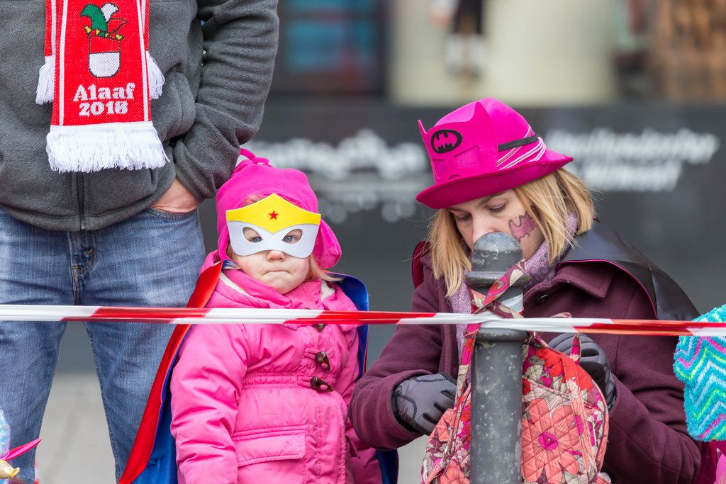 Maskiertes Mädchen und ihre Mutter - Kölner Karneval 2018