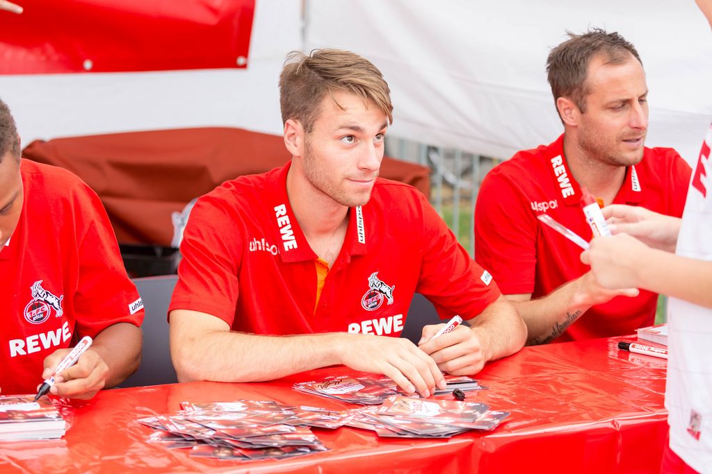Matthias Bader und Matthias Lehmann signieren Autogrammkarten