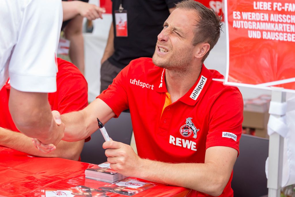 Matthias Lehmann schüttelt Hände mit einem Fan