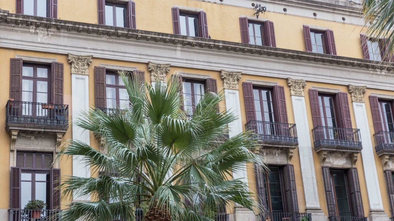 Mediterrane Architektur im klassizistischen Baustil mit Fensterl?den aus  Holz hinter Palmenbl?tter am Plaza Reial in Barcelona, Spanien - Creative  Commons Bilder