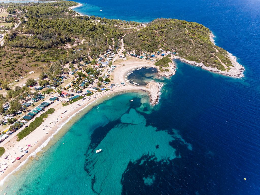 Meer, Strand und der Campingplatz Camping Paliouri aus der Luft fotografiert